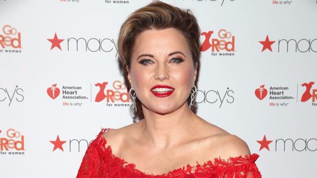 Lucy Lawless denuncia su Facebook un episodio di razzismo cui ha assistito a Lucca Lucy Lawless all'evento Go Red dell'American Heart Association