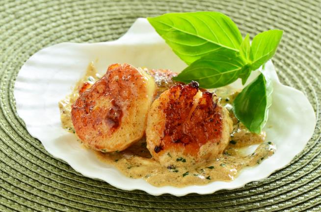 Ricetta delle capesante dorate con crema al cognac e erbe aromatiche Capesante con cognac e erbe aromatiche