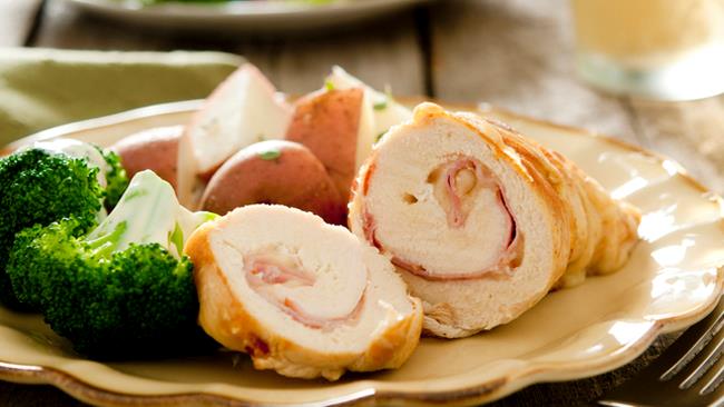 Petto di pollo ripieno: la ricetta con zucchine, prosciutto e fontina Petto di pollo ripieno