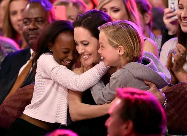 Angelina Jolie ha rivelato un consiglio che ripete spesso alle sue figlie Angelina Jolie con due delle sue tre figlie