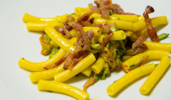 Pasta con fiori di zucca: la ricetta con la pancetta rosolata e lo zafferano Pasta con fiori di zucca