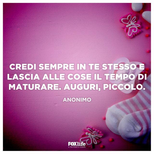 Il tempo sistema le cose Oggetti di neonato su un tavolo rosa