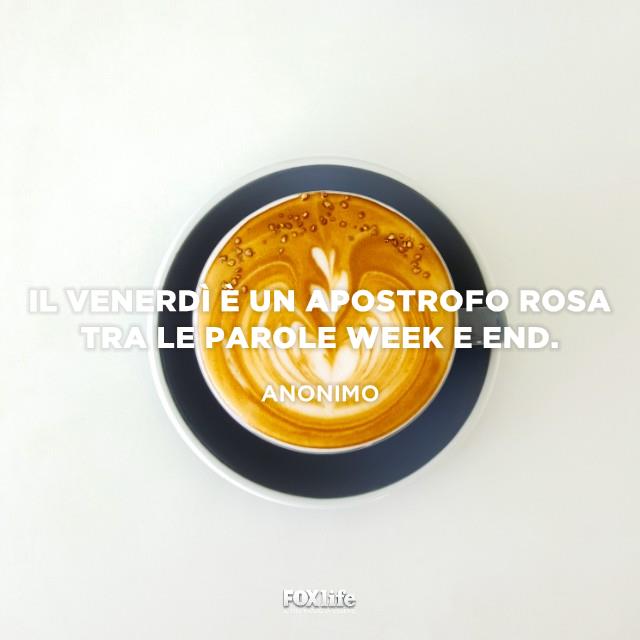 Frase sul venerdì che si aspetta Tazza di capuccino in primo piano