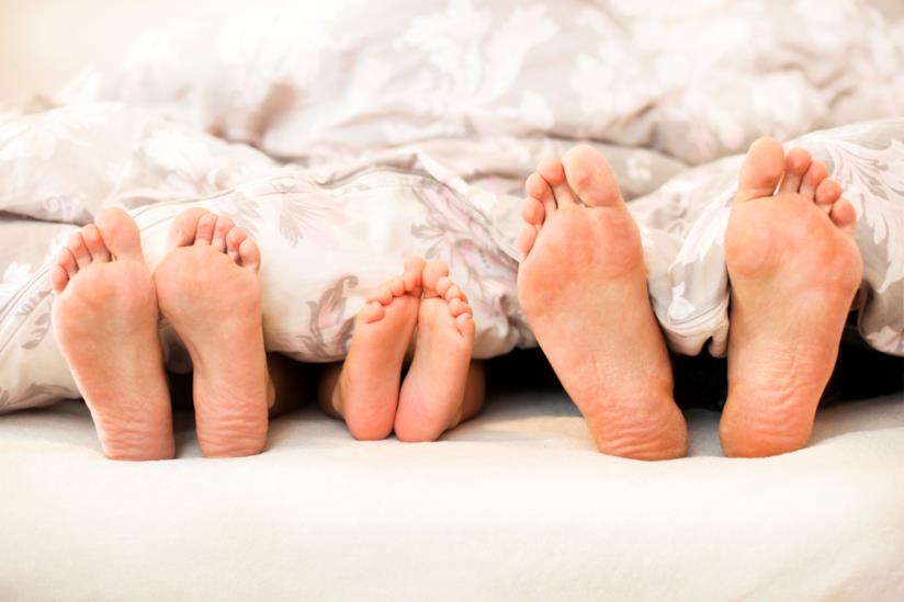 Tutto quello che c’è da sapere sul co-sleeping Mamma, papà e neonato sotto le coperte