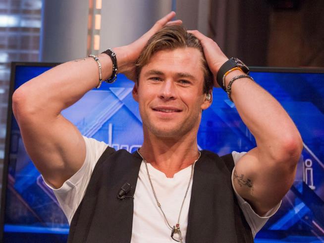 Chris Hemsworth, la performance canora Chris Hemsworth in primo piano