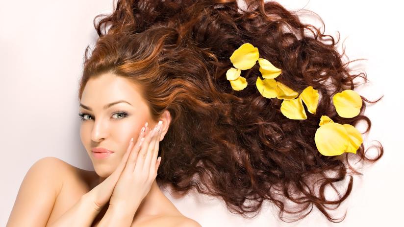 Una modella dalla chioma ramata Primo piano di una modella dai capelli ramati