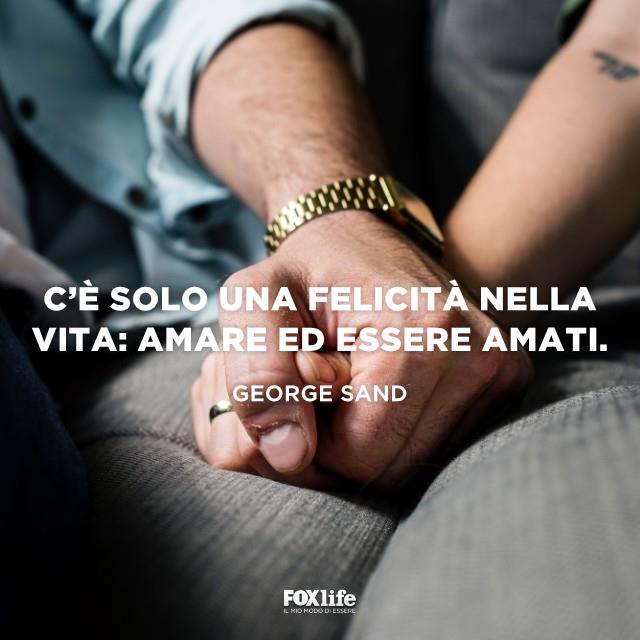 Frase Sand Mani strette di uomo e donna