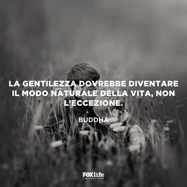 La gentilezza dovrebbe essere un modello di vita Bambini che si abbracciano
