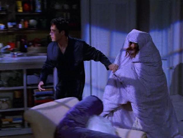 Will e Grace impauriti dal ladro Eric McCormack e Debra Messing in una scena della terza stagione di Will & Grace