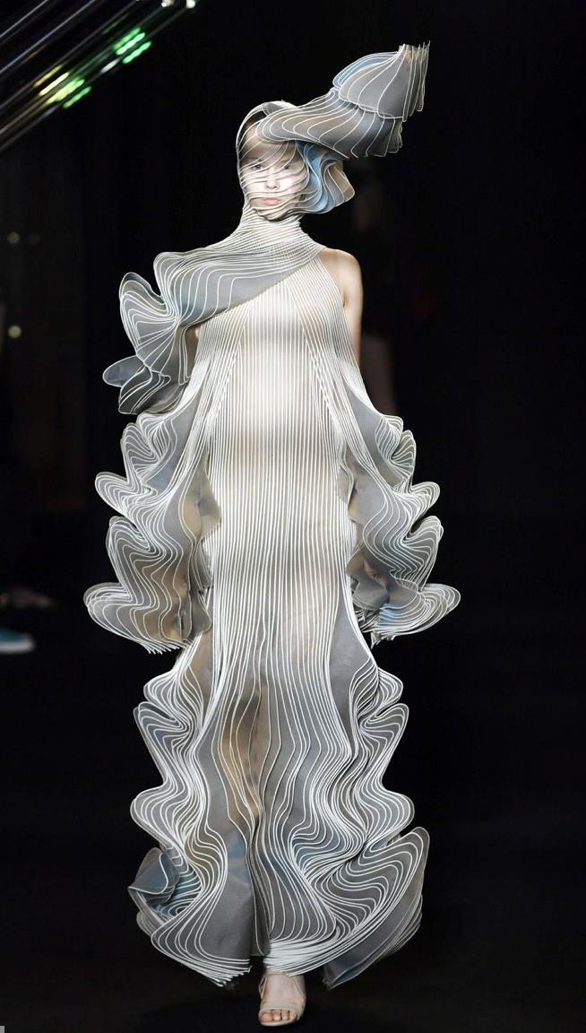 Iris van Herpen Iris van Herpen nella sfilata di Parigi Haute Couture