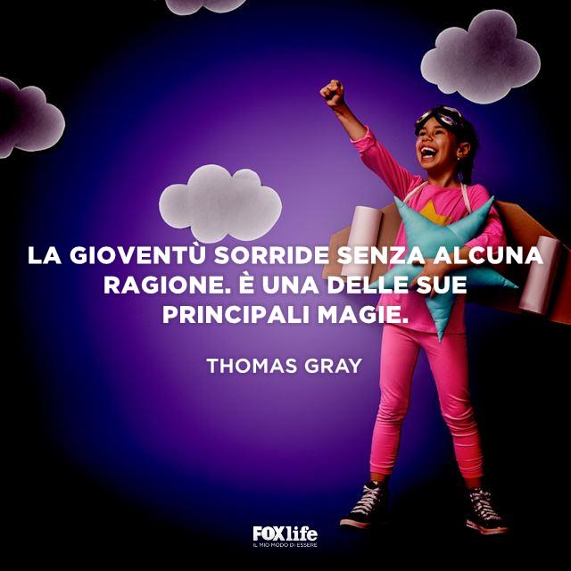 Frase Gray Bambina con il pigiama e ali di cartone