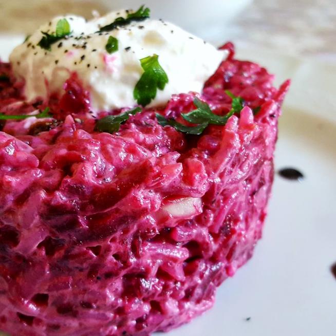 Risotto cremoso alla barbabietola rossa e quark magro Riso di colore rosa