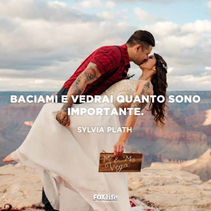 Frase Plath Coppia si bacia su una scogliera
