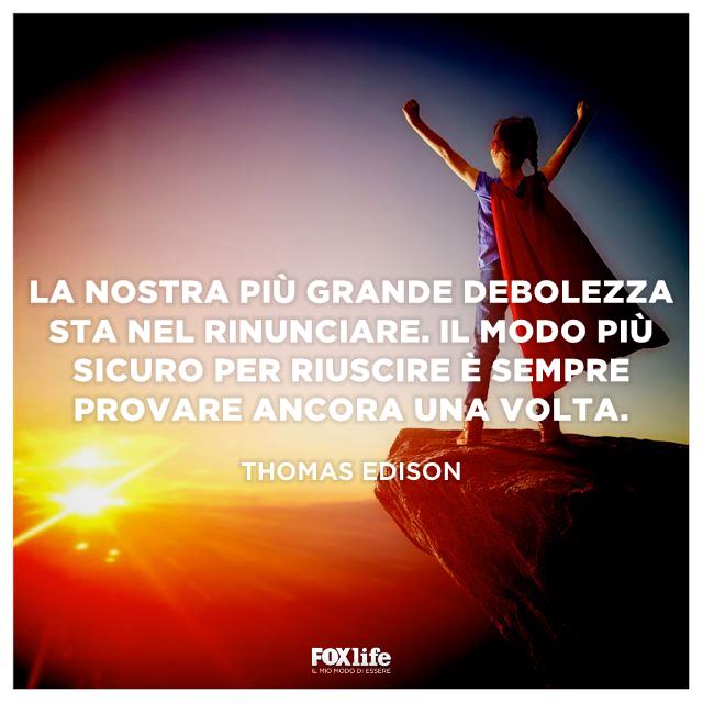 Frase Edison Bambina su un monte vestita da eroina