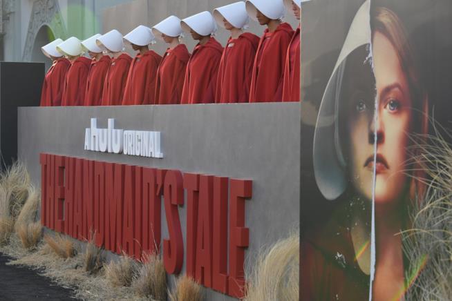 Il costume di Halloween da sexy Handmaid's Tale scatena forti polemiche social I costumi originali di Handmaid's Tale