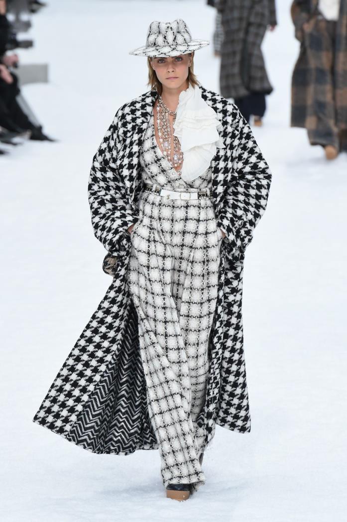 sfilata Chanel Un look alla sfilata Chanel