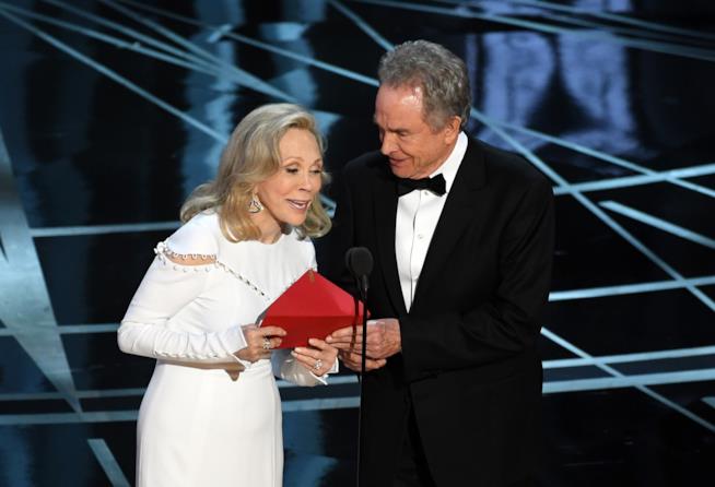 Faye Dunaway e Warren Beatty sul palco degli Oscar Faye Dunaway e Warren Beattyagli 89mi Oscar