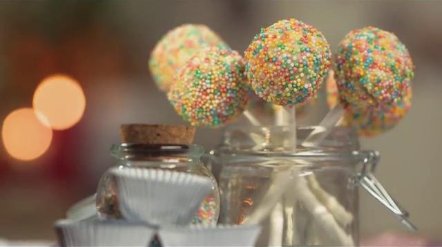 Tartufi al cioccolato e cake pops Due squisiti dolcetti: tartufi al cioccolato e cake pops