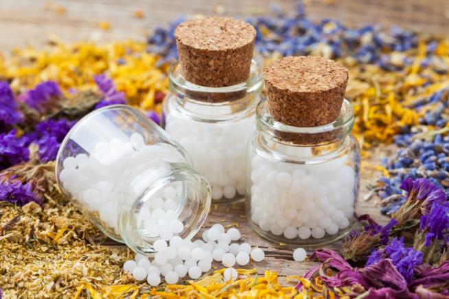 farmaci omeopatici confezioni di vetro piene di di farmaci omeopatici
