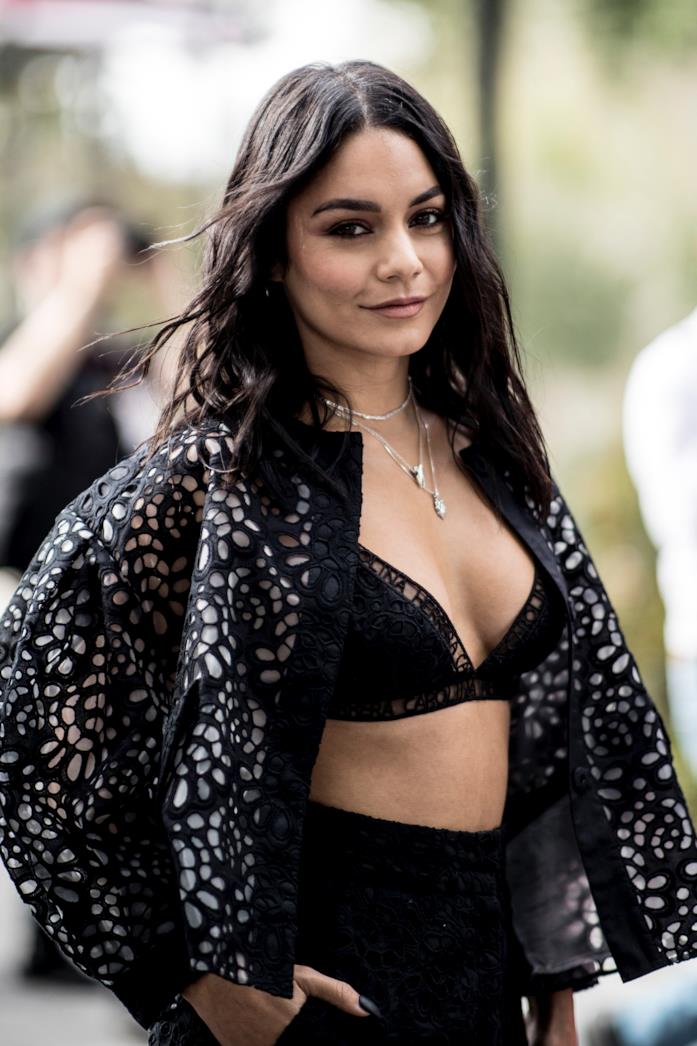 New York Fashion Week: il look sexy di Vanessa Hudgens Vanessa Hudgens in total look Carolina Herrera a New York