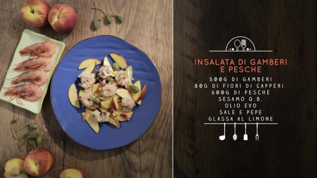 Insalata di gamberi, pesche, fiori di capperi e glassa di limone Insalta di gamberi e pesche