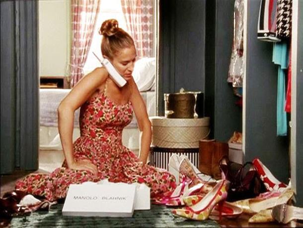 Carrie Bradshaw e le Manolo Blanik in Sex and The City Sarah Jessica Parker in una scena di SATC