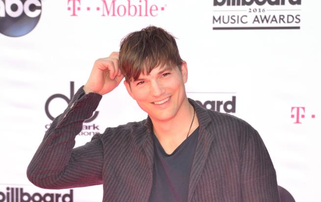 Ashton Kutcher ironizza sulle diverse velocità d'apprendimento dei suoi figli Primo piano di Ashton Kutcher