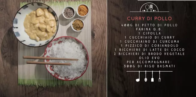 Curry di pollo alle spezie con accompagnamento di riso basmati Curry di pollo