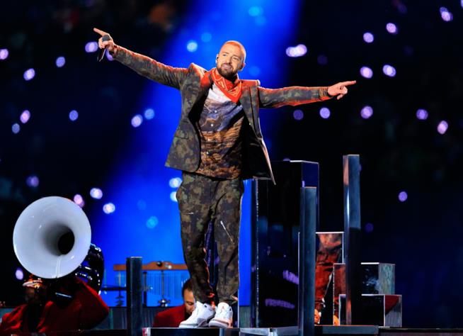 Justin Timberlake torna con una canzone Justin Timberlake in piedi, con le braccia aperte, sul palco, con dietro dei led