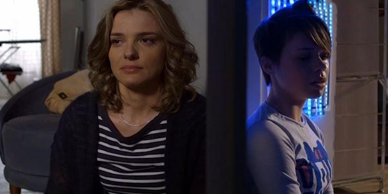 Sofia e sua figlia Sofia parla a sua figlia chiusa nella sua stanza