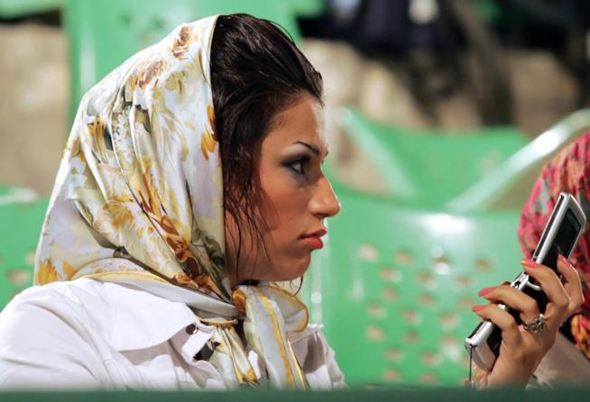 Iran, le donne protestano contro un possibile referendum sullo hijab Iran, donna con velo