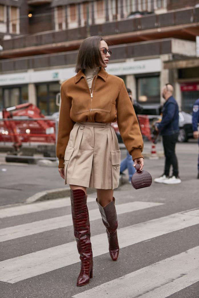 Stivali a stampa cocco di Max Mara indossati con felpa e bermuda Stivali a stampa cocco di Max Mara abbinati a felpa e bermuda