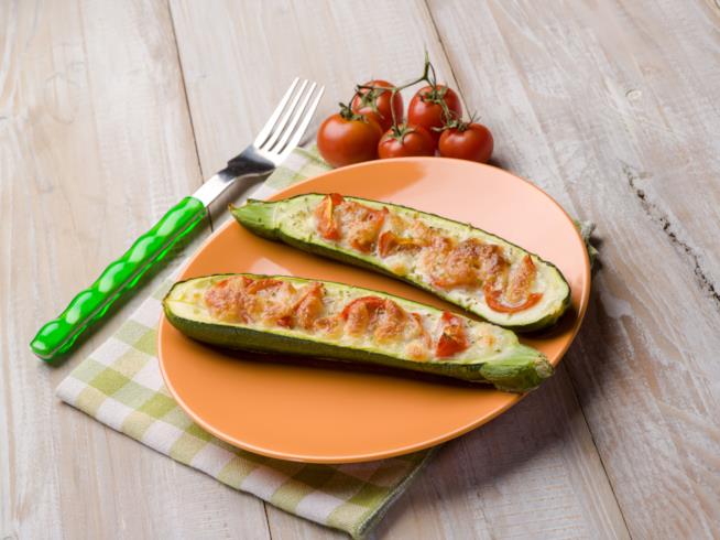 Zucchine ripiene con pomodoro e mozzarella Una delizosa zucchina farcita con pomodori e mozzarella