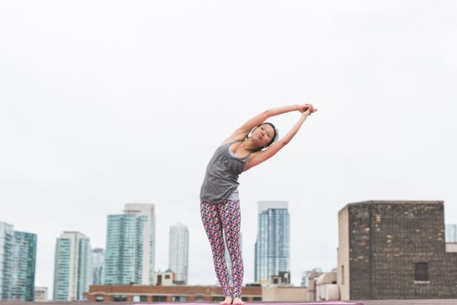 Vita più stretta con lo yoga Donna pratica posizione yoga