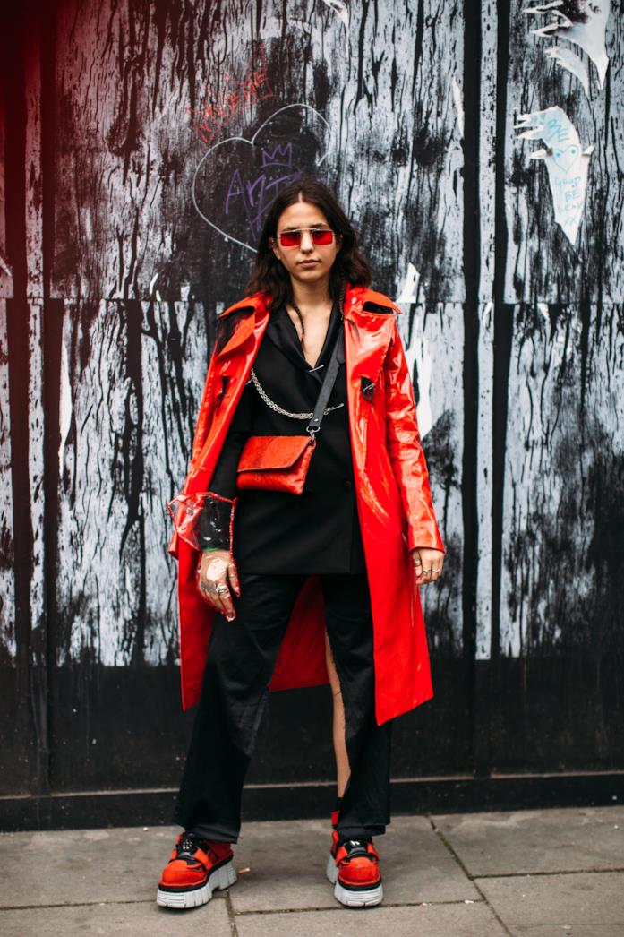 Trench Classico Trench classico rosso su jeans e t-shirt