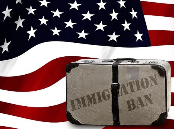 Rifiuto visti per gli USA Bandiera americana con valigia e scritta