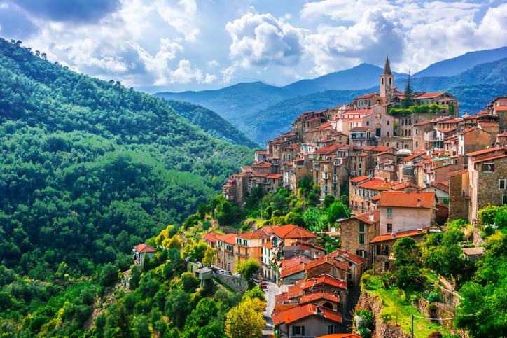Apricale Il borgo di Apricale arroccato sulla collina