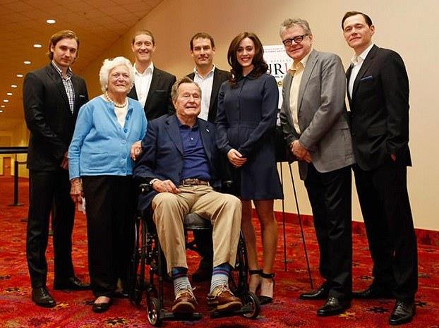 George H.W. Bush accusato di molestie da Heather Lind La foto di George H.W. Bush e Heather Lind