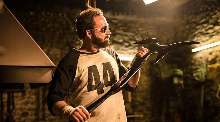 Nicholas Cage in una scena di Mandy Nicholas Cage