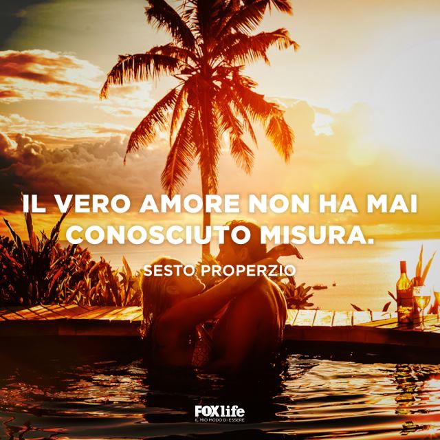 Frase Properzio Ragazza con le braccia intorno al collo del fidanzato in piscina