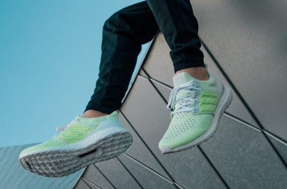 Ultra Boost Clima Solar Yellow Ultra Boost Clima Solar Yellow indossate