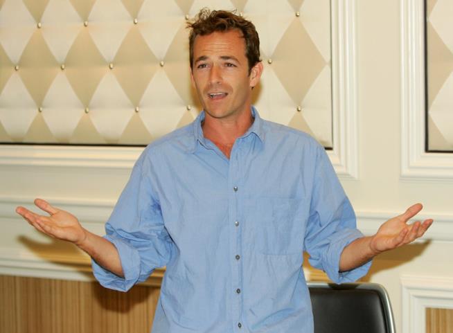 Luke Perry in ospedale per ictus: i messaggi di sostegno dei colleghi Luke Perry