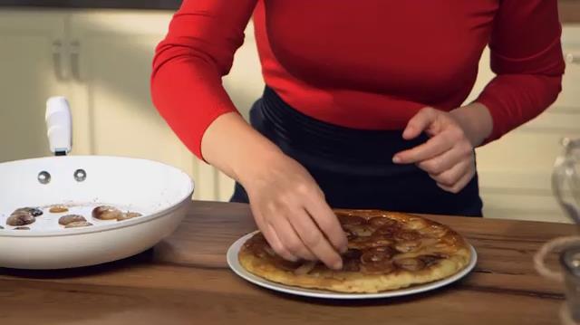Tatin salata con cipolline di GialloZafferano Preparazione della tatin salata con cipolline