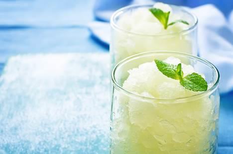 Ricetta della granita al limone Granita di limone In estate la granita al limone è perfetta come bibita dissetante e come dolce. Per