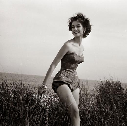 Le donne anni '50 Una donna negli anni '50 in costume nel prato
