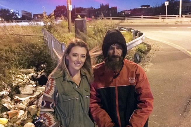 Kate McClure e Johnny Bobbitt Jr, l'uomo per cui ha raccolto oltre 300mila dollari Kate McClure abbraccia Johnny, il senzatetto per cui ha raccolto oltre 300mila dollari