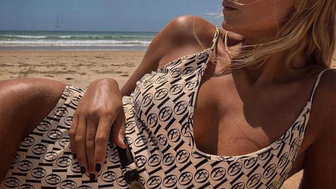 Una modella indossa una bralette di Love Stories