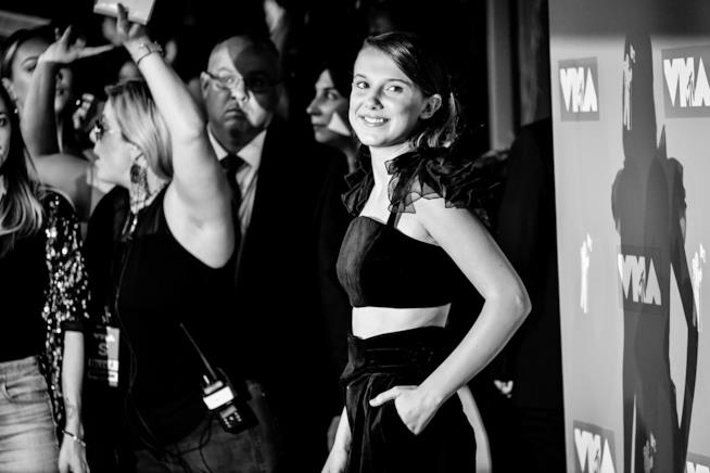 Millie Bobby Brown difende il folle protagonista della serie TV You L'attrice Millie Bobby Brown