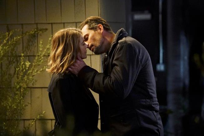 Nell'episodio 16 di Grey's Anatomy 12 Meredith non è ancora pronta ad anndare oltre a Derek Meredith non è ancora pronta per uscire con un altro uomo