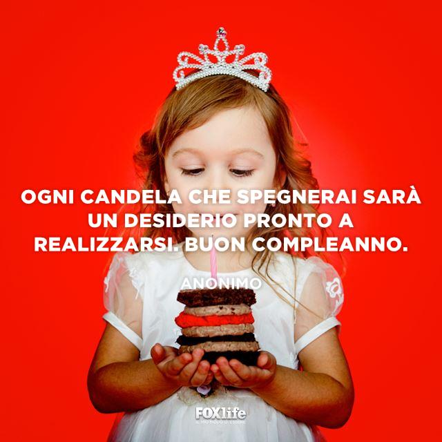 Frase sul compleanno Bambina spegne una candelina su un torta